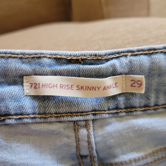 721 High Rise Skinny Light Wash Distressed Jeans - Picture 3 of 6